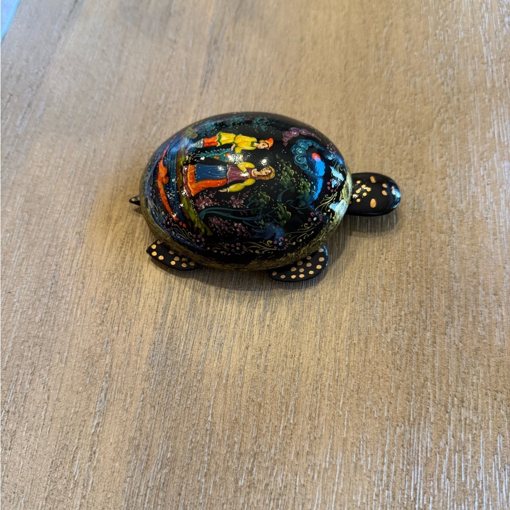 VINTAGE RUSSIAN LACQUER
TRINKET BOX - HAND PAINTED TURTLE SHAPED - Picture 2 of 6
